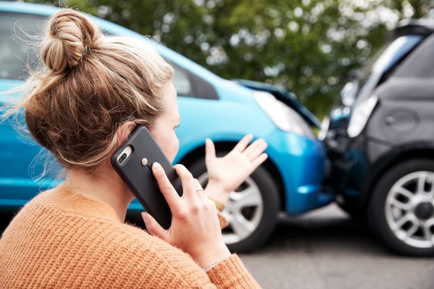 mujer llamando al seguro por choque de auto