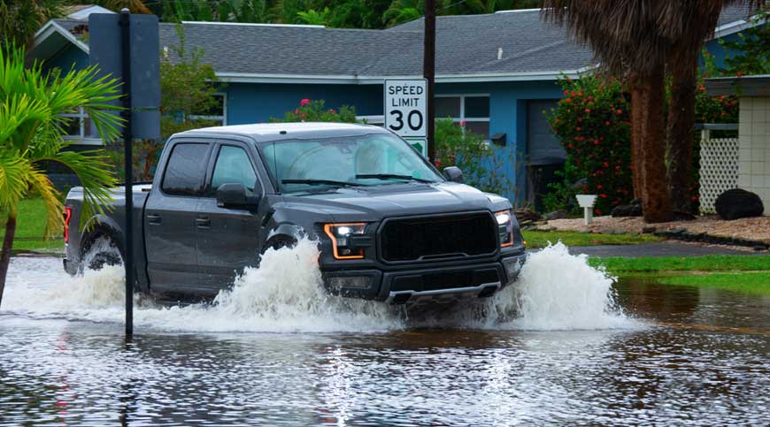 big-truck-heavy-flooding