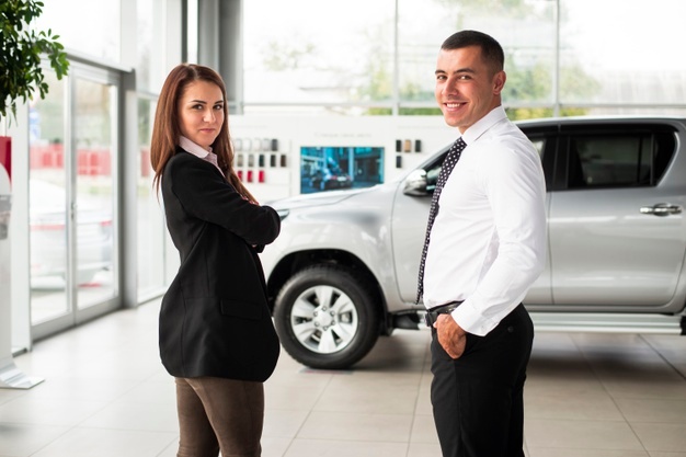 joven-hombre-mujer-concesionario de seguro de auto